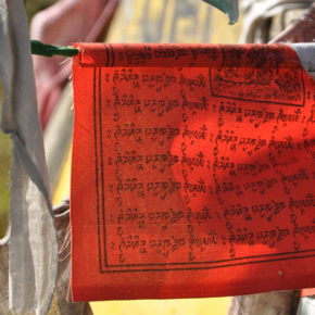 Ein rotes Tuch. Mit Friedenszeichen