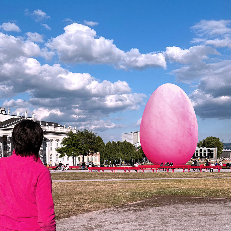 Fotomontage Dokumenta + Ei in Pink