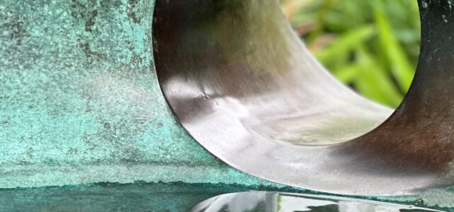 Sich spiegeln im Wandel (Foto: Morrien / Motiv: Eine Arbeit der britischen Künstlerin Dame Jocelyn Barbara Hepworth)