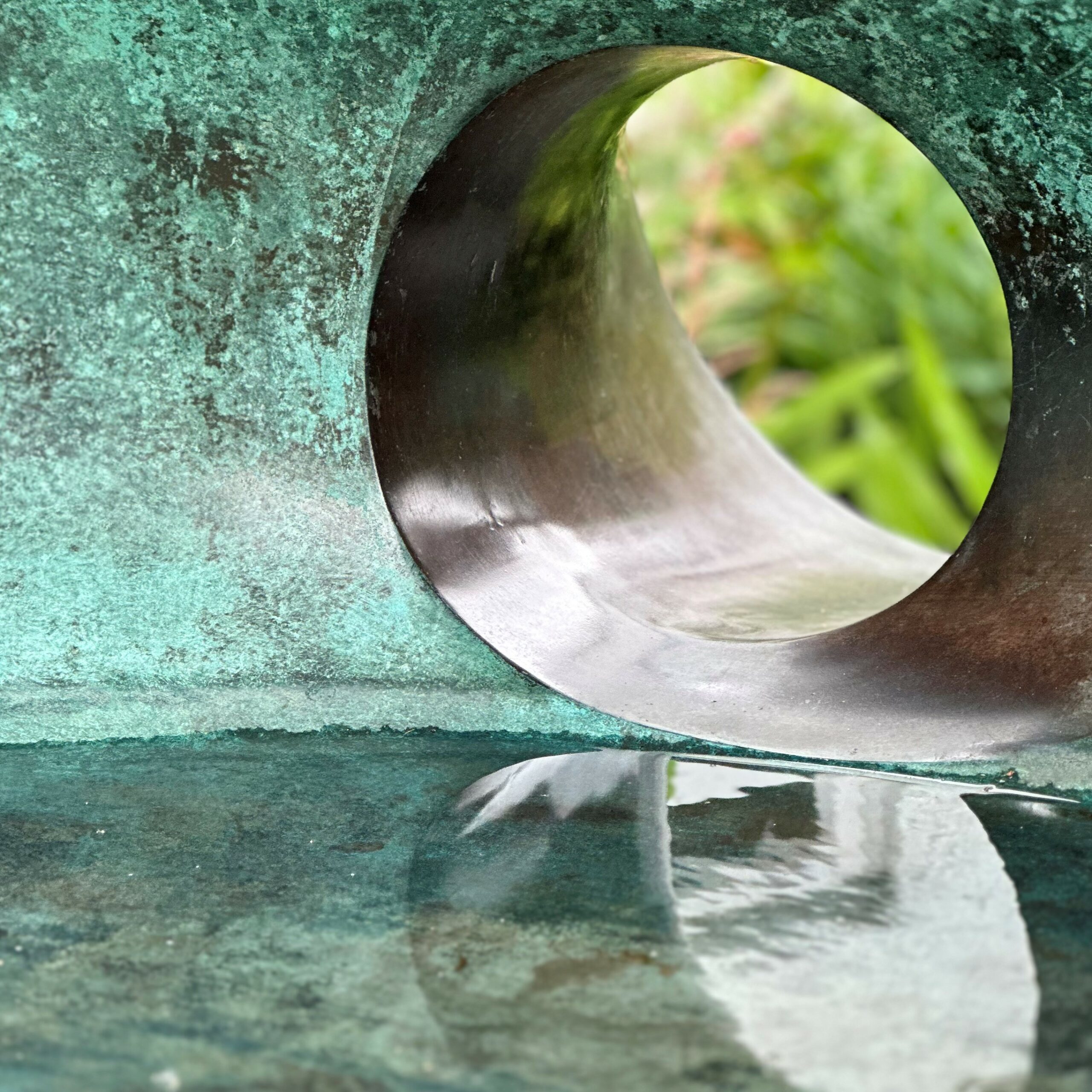 Sich spiegeln im Wandel (Foto: Morrien / Motiv: Eine Arbeit der britischen Künstlerin Dame Jocelyn Barbara Hepworth)